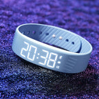 Bracelet Réveil Vibrant Étanche – Horloge LED avec Alarme, Podomètre et Bracelet Réglable